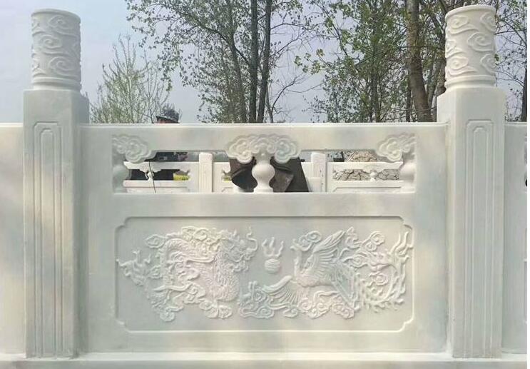 石栏板上雕刻的每种植物各有什么寓意？每种动物的含义也不同哦！