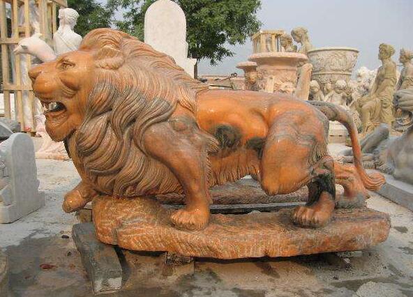 寺庙门口摆放的石雕狮子有哪些种类？摆放时需注意什么？